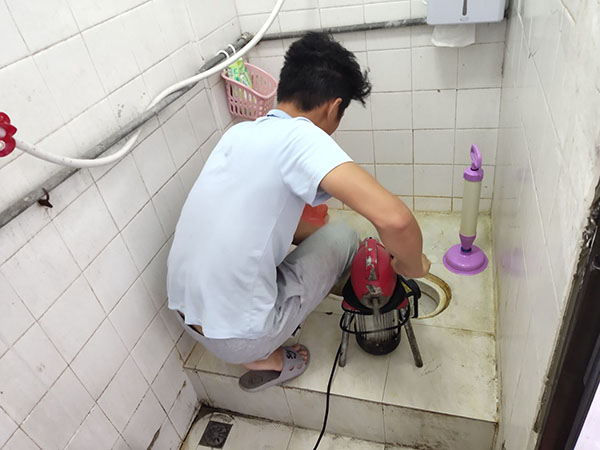 三亚管道堵塞冒臭气 专业师傅现场解决问题