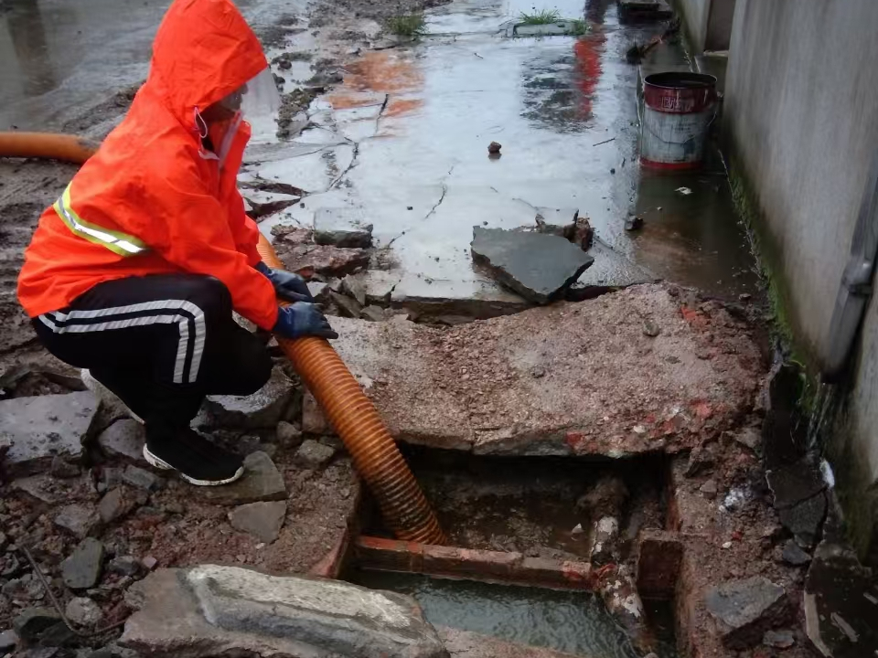 三亚专业清理污水池 炜誉市政以规范流程守护城市 “肠道”