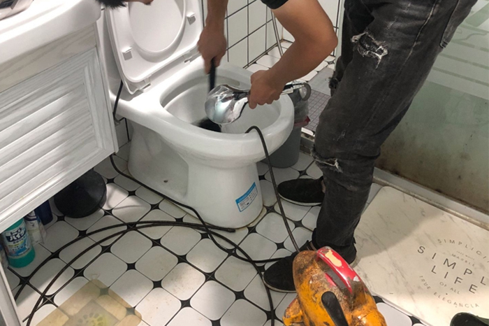 三亚马桶堵塞自己疏通还是找师傅？专业上门服务让你省时更省心
