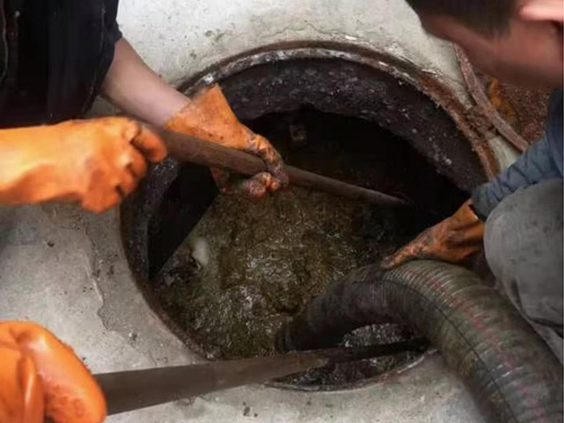 三亚清理化粪池时如何避免沼气的危害？